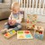 Ręka dziecka bawiąca się elementem Montessori z zestawu WOOPIE — sensoryczna manipulacja i nauka przez zabawę
