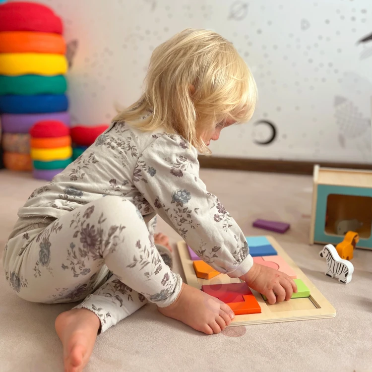 Widok boczny pudełka WOOPIE XXL Montessori — widoczne przegródki i porządek edukacyjnych modułów