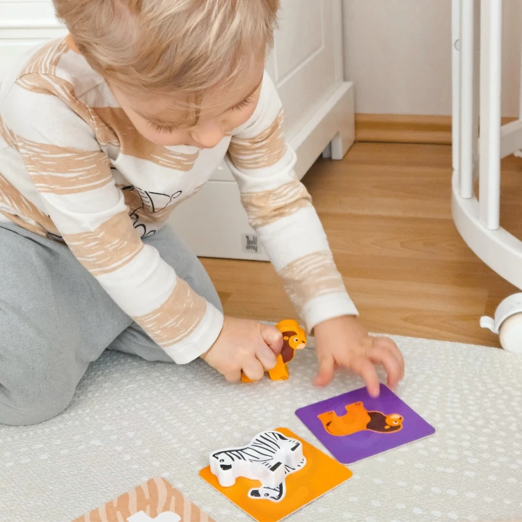 Wnętrze zestawu 7w1 WOOPIE — wszystkie elementy Montessori rozłożone na stole, widok z góry na układ