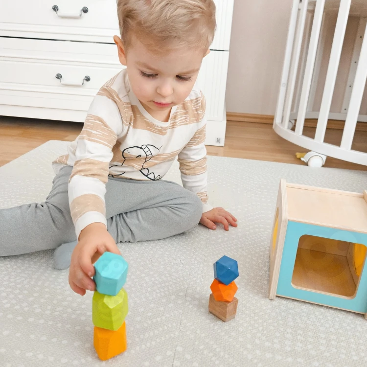 Zamknięte pudełko WOOPIE GREEN Box z naturalnym drewnianym wykończeniem, ujęcie na opakowanie z boku