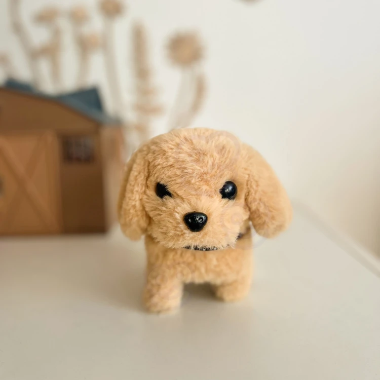 Tył maskotki z metką i starannym szwem, pluszak Bichon Golden Retriever WOOPIE — widok z tyłu