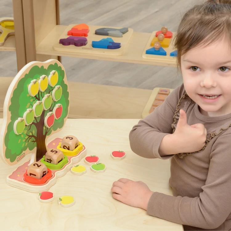 Ujęcie boczne elementów Drewnianego Drzewa Jabłkowego — gałęzie i podstawka widoczne podczas zabawy MASTERKIDZ