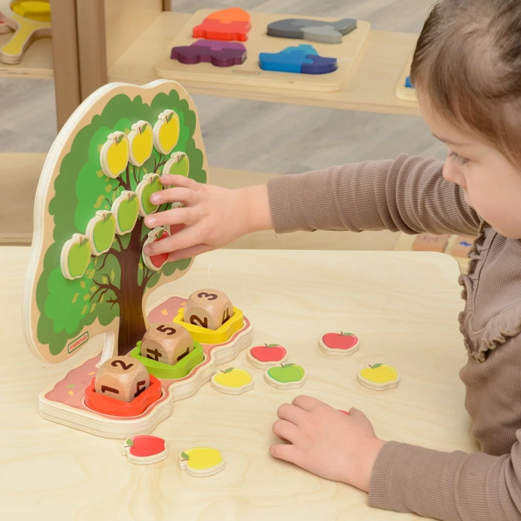 Drewniane Drzewo Jabłkowe MASTERKIDZ — scena zabawy, dziecko układa i liczy jabłka na gałęziach