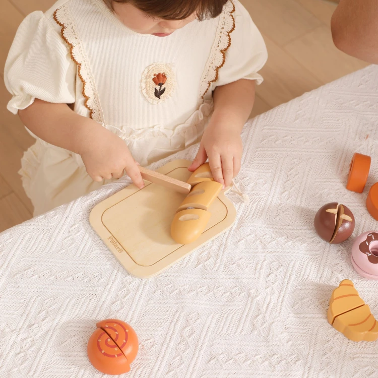 Ułożenie akcesoriów kuchennych z zestawu VIGA Mały Piekarz na drewnianej tacy, widok z góry