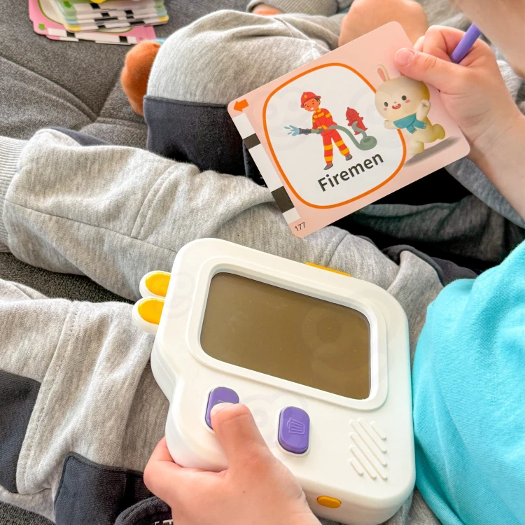Dziecko rysuje na znikopisie WOOPIE — praktyczne zastosowanie tabletu w zabawie i nauce liter oraz rysunku
