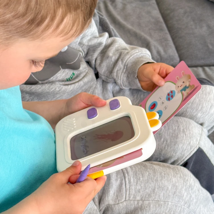 Rozłożony zestaw WOOPIE — tablet graficzny z kartami edukacyjnymi widziany z góry, pokaz zastosowania elementów