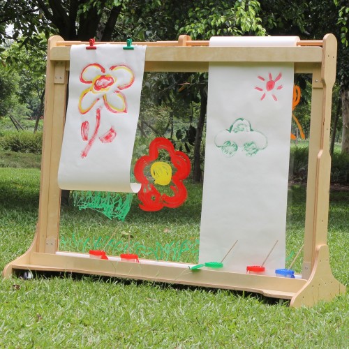 Zbliżenie na składane okno sztalugi MASTERKIDZ — zawiasy, zaczepy i powierzchnia do malowania