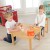 Aranżacja zabawy z Drewnianym Tosterem MASTERKIDZ — drewniane kromki ułożone obok urządzenia na blacie