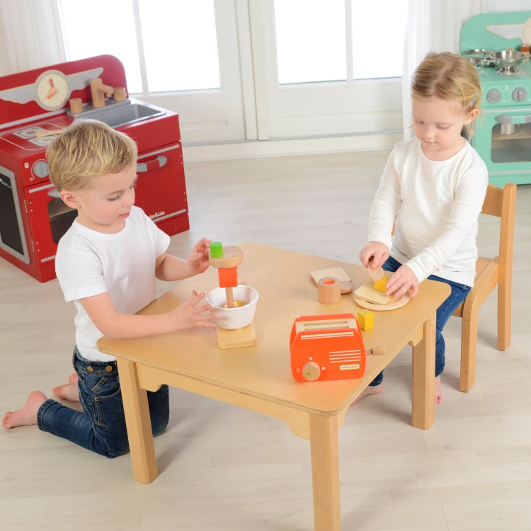 Aranżacja zabawy z Drewnianym Tosterem MASTERKIDZ — drewniane kromki ułożone obok urządzenia na blacie