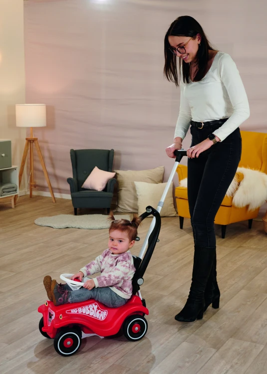 Drążek zamontowany na jeździku Bobby Car — prezentacja stabilnego oparcia i zabezpieczenia