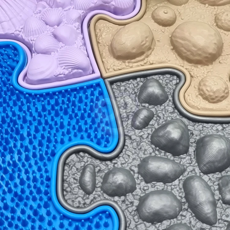 Zbliżenie łączeń elementów Mata Sensoryczna WOOPIE — faktura powierzchni i krawędzie puzzli widoczne
