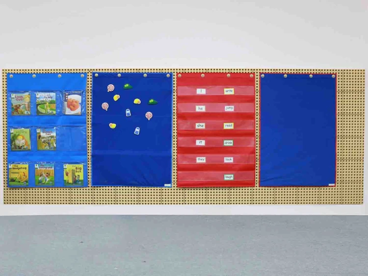 Kieszonki w rzędach, przejrzyście oznaczone miejsca na obrazki i książeczki, przybliżenie materiału MASTERKIDZ