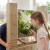 Widok tablicy edukacyjnej Classic World EDU z profilami drewnianymi i szybą dwustronną