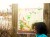Tablica edukacyjna Classic World EDU na tle zieleni w ogrodzie podczas zabawy