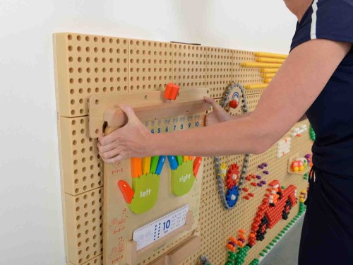 Zbliżenie elementów łączeniowych Systemu Montażowego Flex MASTERKIDZ 55 — uchwyty i śruby