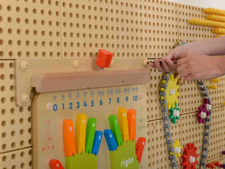Perspektywa boczna instalacji Systemu Montażowego Flex MASTERKIDZ 55 — montaż tablicy edukacyjnej w praktyce