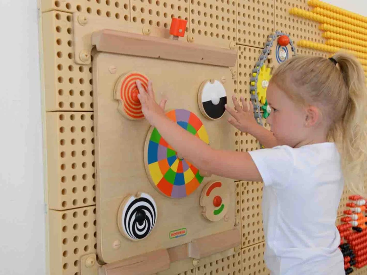 Rozłożone komponenty Systemu Montażowego Flex MASTERKIDZ 55 — panele, szyny i akcesoria do montażu