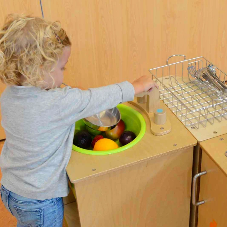 Wnętrze pastelowej szafki ze zlewem MASTERKIDZ — półki, schowki i otwarte drzwiczki