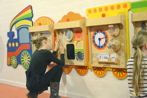 Zbliżenie na łączenia i elementy interaktywne tablic Masterkidz Flex — pociąg, pokaz detalu mechanizmów i przycisków