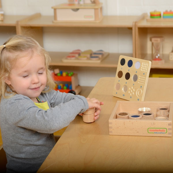 Rozłożone 12 elementów Zgaduj Dotykiem Montessori — materiały o różnych fakturach gotowe do ćwiczeń dotykowych