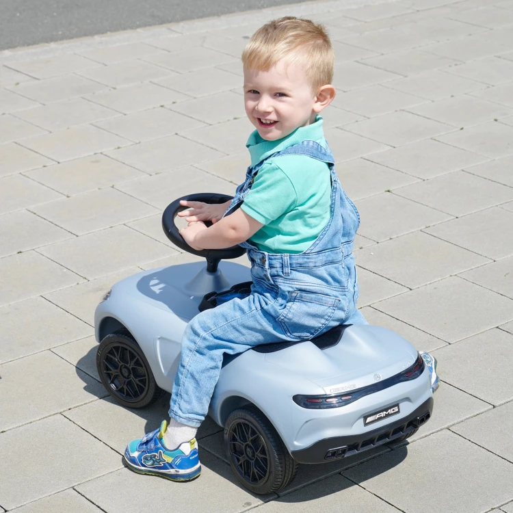 Podnóżek i przestrzeń na nogi w jeździku Mercedes — wygodne siedzisko w modelu Bobby Car BIG