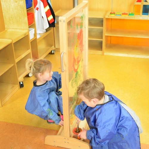 Widok z boku — sztaluga MASTERKIDZ z rozłożonym oknem do malowania i półką na pędzle
