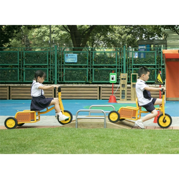 Tylny fragment z siedziskiem i skrzynią ładunkową rowerka truck CLASSIC WORLD EDU — praktyczne rozwiązania