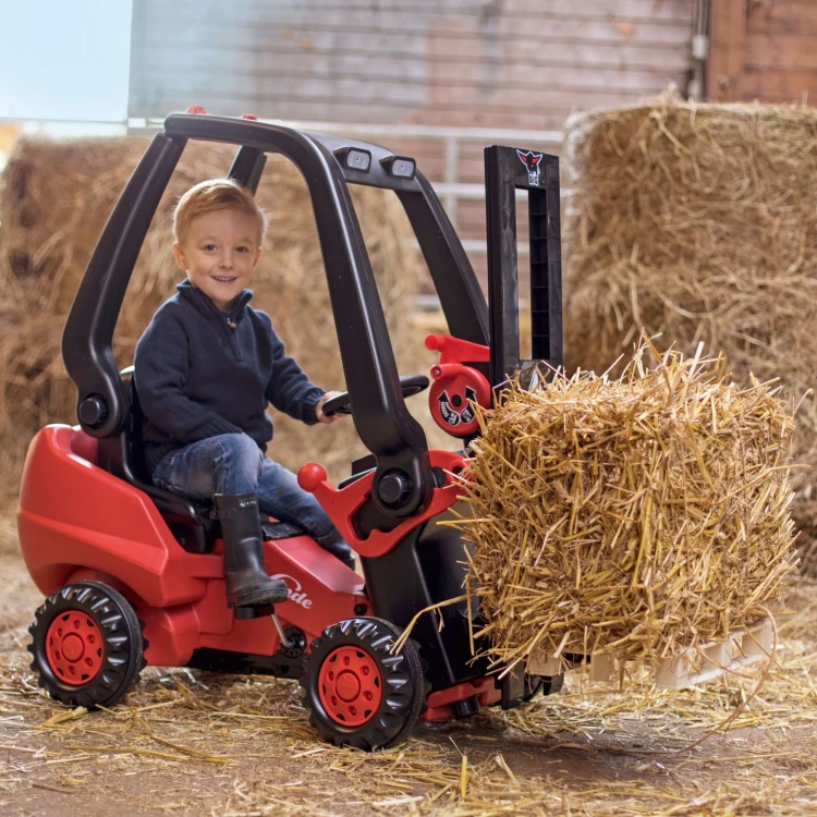 Widok boczny wózka widłowego BIG Linde Forklift - profil z pedałami i siedziskiem, detal osi
