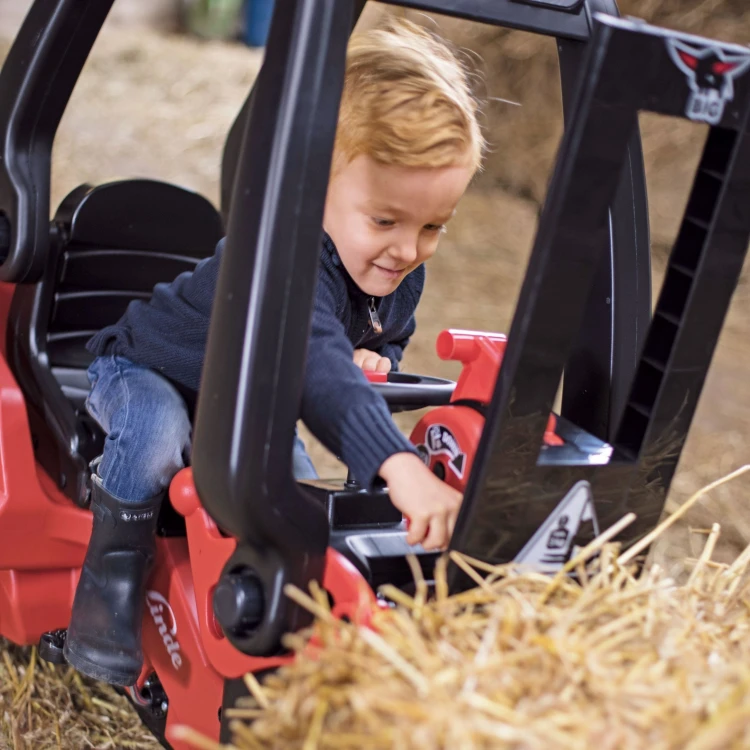 Zbliżenie na przednie widły wózka widłowego Linde Forklift - detal mocowania i uchwytu wideł