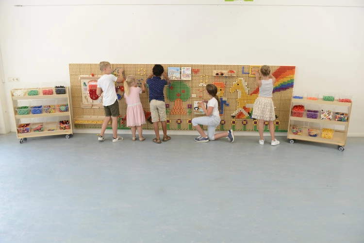 Akcesoria zestawu XXL MASTERKIDZ — skrzynka z narzędziami i elementami do montażu w zbliżeniu