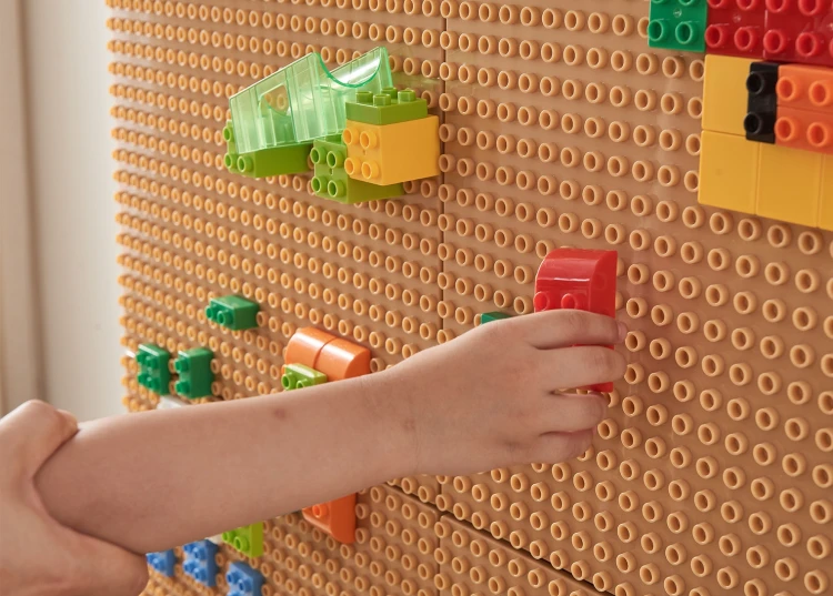 Widok boczny panelu z małymi klockami MASTERKIDZ — sposób osadzenia elementów w obrębie pól