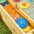 Zbliżenie na tablicę magnetyczną MASTERKIDZ — kolorowe elementy edukacyjne przymocowane na powierzchni