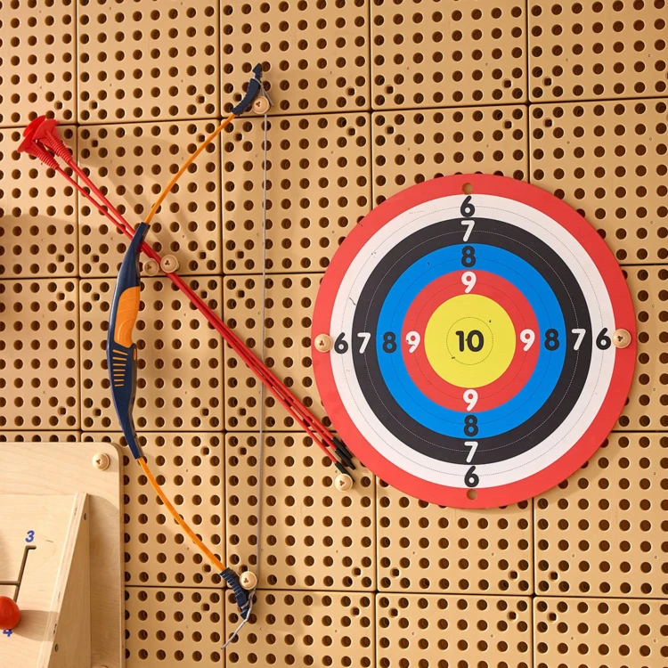 Zbliżenie na drewniany łuk zestawu MASTERKIDZ — uchwyt, cięciwa i konstrukcja widoczne z boku
