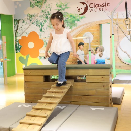 Profil boczny skrzyni gimnastycznej CLASSIC WORLD EDU — detal stopni i połączeń konstrukcji