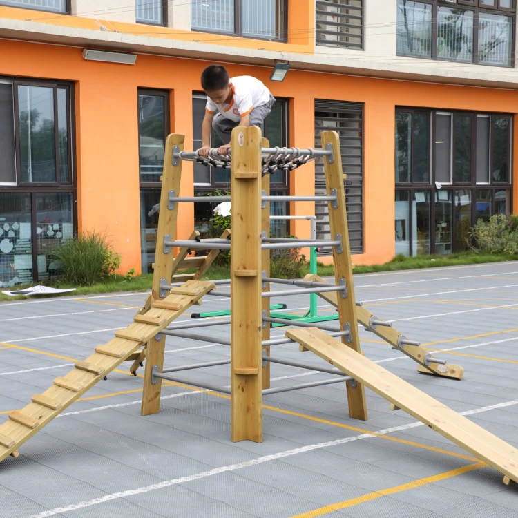 Perspektywa z góry na drewnianą wieżę wspinaczkową CLASSIC WORLD EDU, rozmieszczenie szczebli i stopni