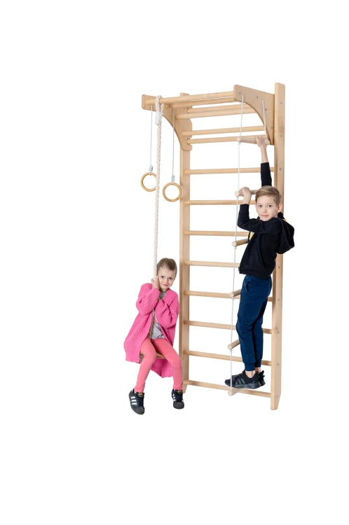 Zdjęcie prezentujące drabinkę zamontowaną w pokoju treningowym z uwypukleniem jej wysokości 220 cm