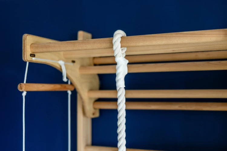 Fotografia ukazująca przekrój bocznego profilu drabinki o szerokości 10 cm i jego wykończenie