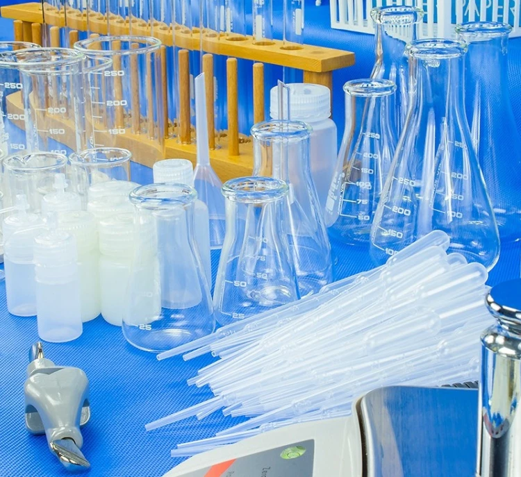 Szkło laboratoryjne z zestawu NAUCZYCIEL do szkolnych zajęć chemicznych