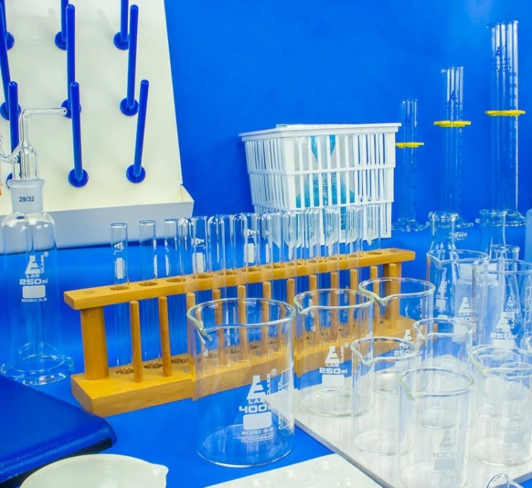 Elementy wyposażenia pracowni chemicznej w zestawie szkła NAUCZYCIEL