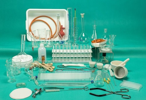 Zestaw 132 elementów szkła i wyposażenia laboratoryjnego