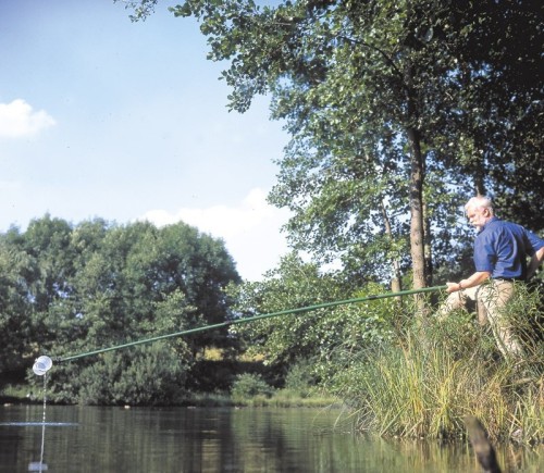 Widok drążka teleskopowego 145–600 cm wykonanego z włókna szklanego, prezentacja możliwości montażu sit i siatek podczas prac terenowych