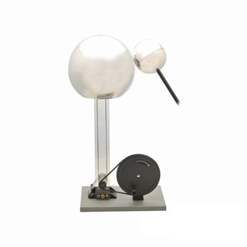 Widok generatora Van de Graaff z elektrodami kulistymi 15 i 10 cm oraz izolowaną elektrodą rozładowującą wyposażoną w 4-mm gniazda