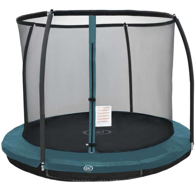 Widok boczny trampoliny AXI Bostonn z zieloną siatką ochronną