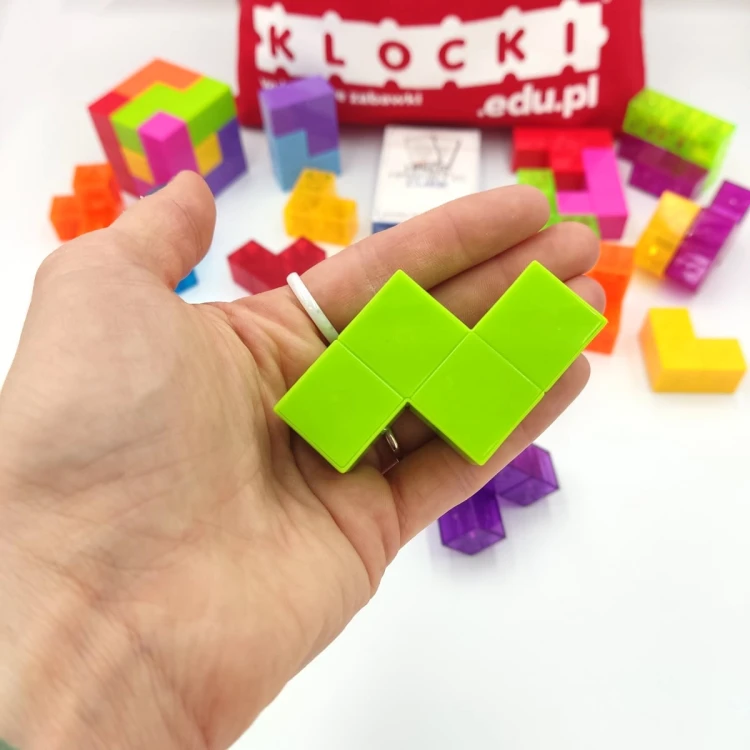Klocki Magnetyczne Magic Magnetic Cubes ułożone w proste konstrukcje pokazujące łączenia magnetyczne i przezroczyste panele.