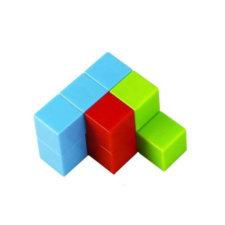 Przykład wielokolorowej kompozycji stworzonej z elementów Magic Magnetic Cubes ilustrujący kreatywne możliwości zestawu.