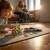 Zbliżenie półprzezroczystych płytek Magnetic Tiles Mini w siedmiu kolorach, pokazane ułożone na stole w prostym układzie