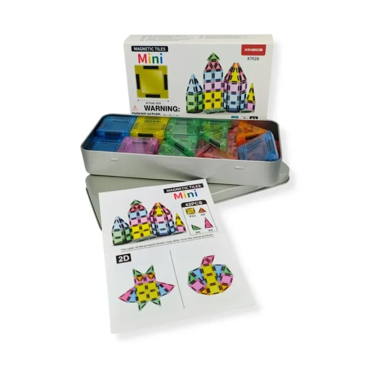 Magnetic Mini Tiles pokazane podczas składania prostej konstrukcji 3D; elementy łączą się magnesami na krawędziach