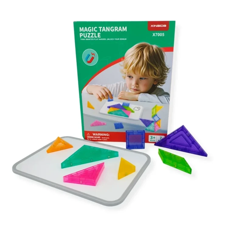Przezroczyste, kolorowe klocki tangram rozłożone na białej planszy, widok elementów i bookletu z wzorami.
