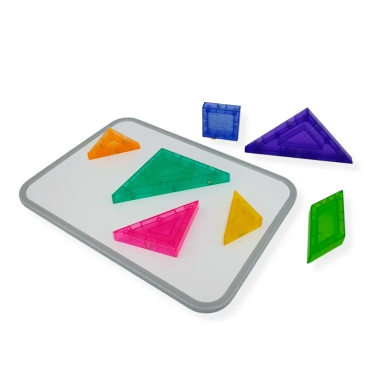 Tangram ułożony w prostą figurę na podświetlanym stoliku pokazujący przezroczystość i kolory elementów.