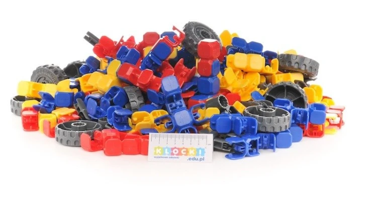 Widok z bliska na kolorowe klocki Klix Cubes do kreatywnej zabawy